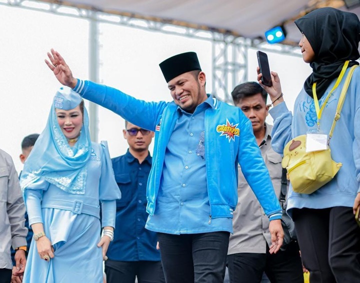 Rudy Mas'ud bersama istrinya Syarifah Suraidah Abidin menyapa pendukungnya dalam kampanye akbar di Stadion Sempaja. [Pho: Kawan Bang Adnan]